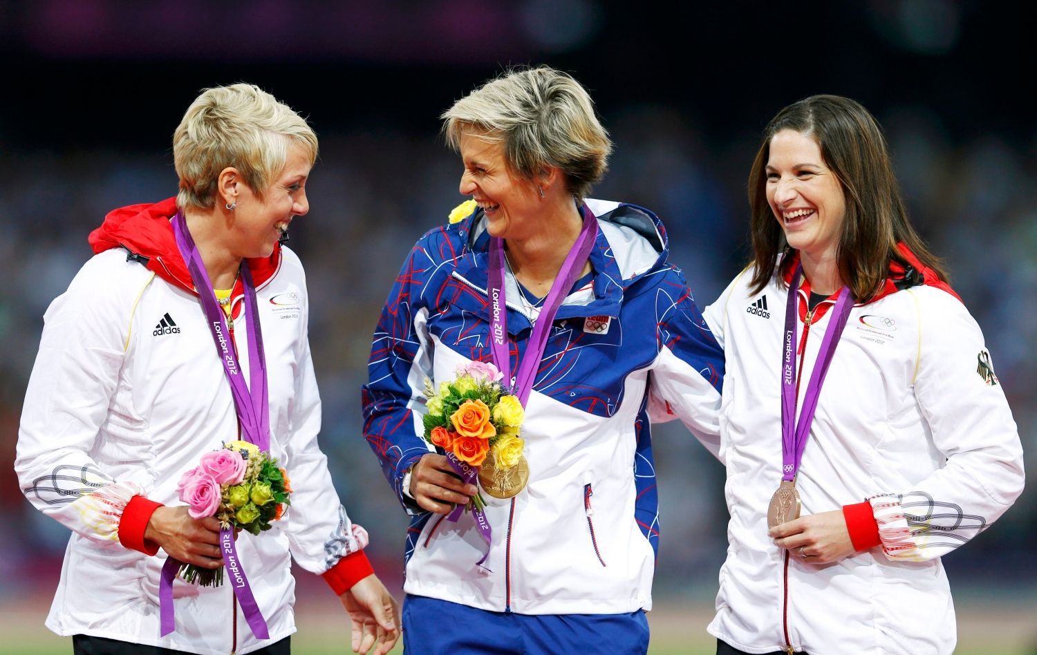 Česká oštěpařka Barbora Špotáková se raduje ze zlaté medaile na OH 2012 v Londýně. Vlevo stojí stříbrná Němka Christina Obergfollová a vpravo bronzová Linda Stahlová.