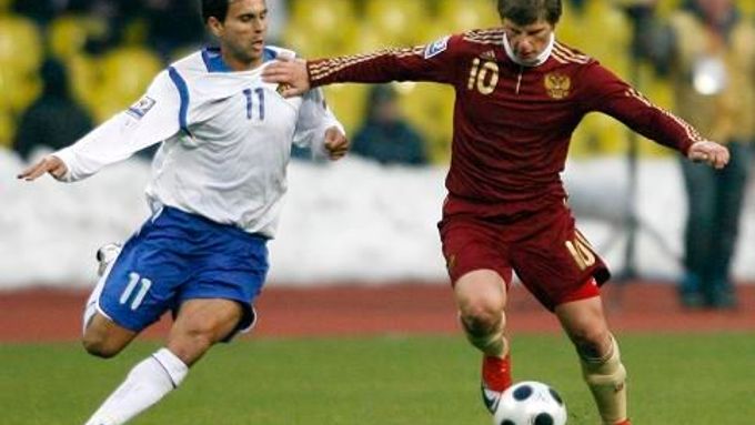 Azerjbadžánec Leandro Gomes (vlevo) bojuje o míč s Andrejem Aršavinem