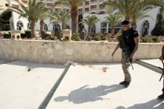 Policista prochází kolem krvavých skvrn v hotelovém komplexu  Imperiale Marhaba.