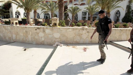 Policista prochází kolem krvavých skvrn v hotelovém komplexu  Imperiale Marhaba.