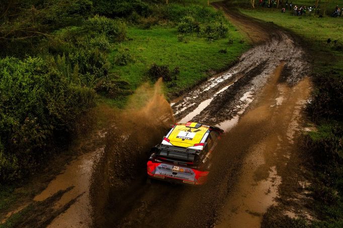 Thierry Neuville v Hyundai na trati Rallye Safari 2025