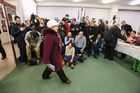 Před třetí hodinou ještě proudí do volební místnosti běžní lidé, prostor se ale rychle začíná plnit novináři a fotografy. Ti čekají na rutinní záběry prezidenta, jak odevzdává hlas sám sobě.