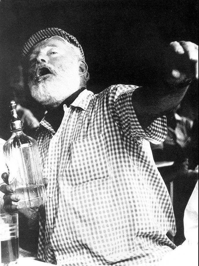 Americký spisovatel Ernest Hemingway v baru ve španělské Pamploně.