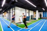 Vítejte v kancelářích SPORTISIMO. Dominantním prvkem prostoru je modrý běžecký ovál, který svádí k tomu, aby se po něm zaměstnanci proběhli.