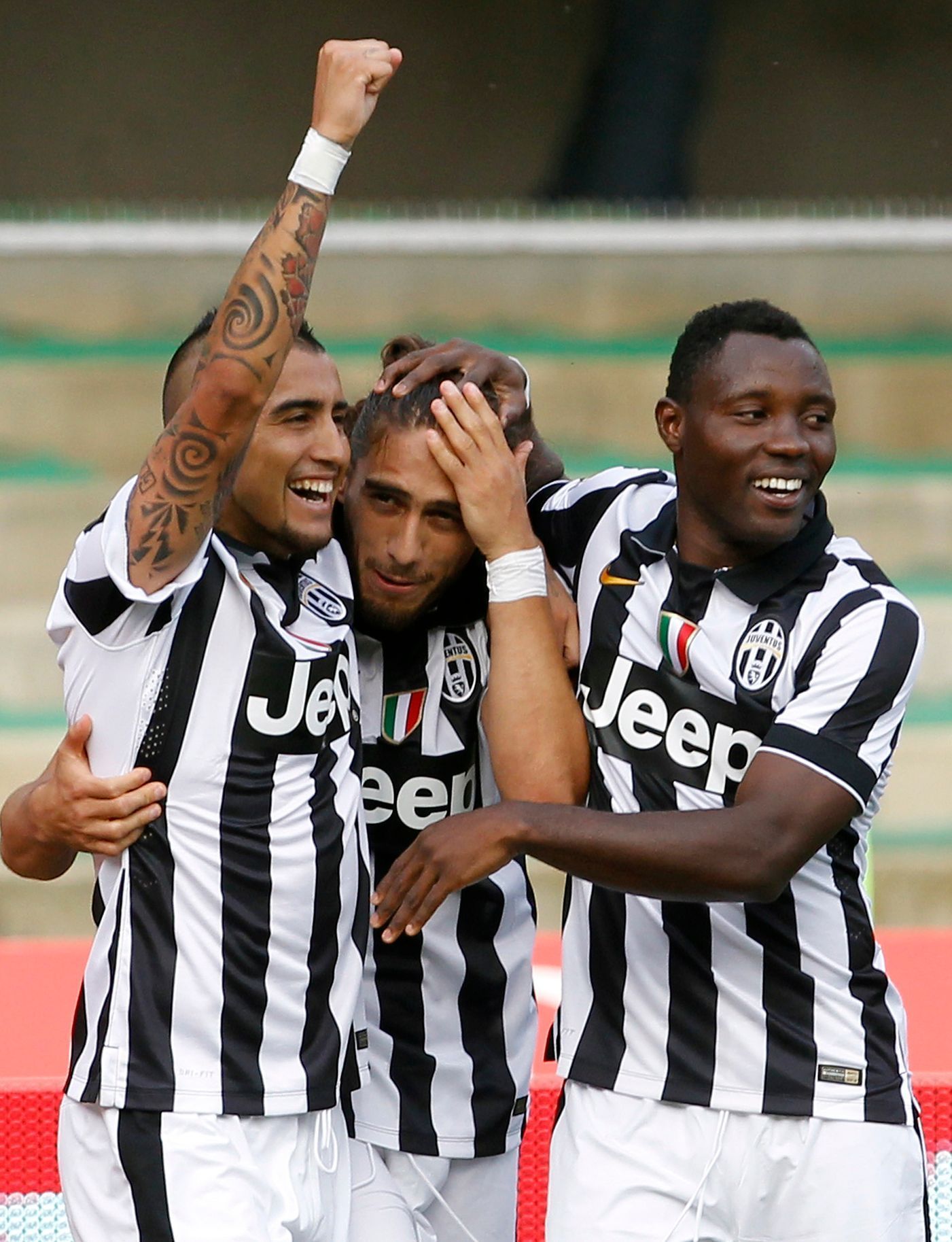 Caceres, Vidal a Asamoah se radují z branky Juventusu