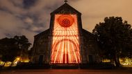 Autorem digitální a světelné kresby na fasádě je německý umělec Weltraumgrafik. Dílo nazval Wind (Vítr) a poukazuje jím na iracionální dobu.