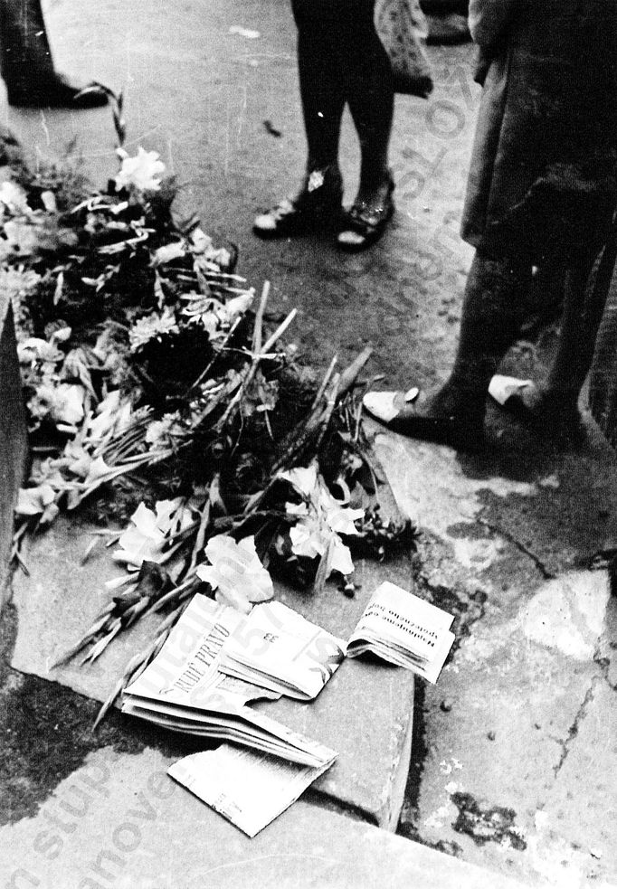 Fotoreprodukce dobového policejního vyšetřovacího spisu k srpnovým událostem v roce 1969.