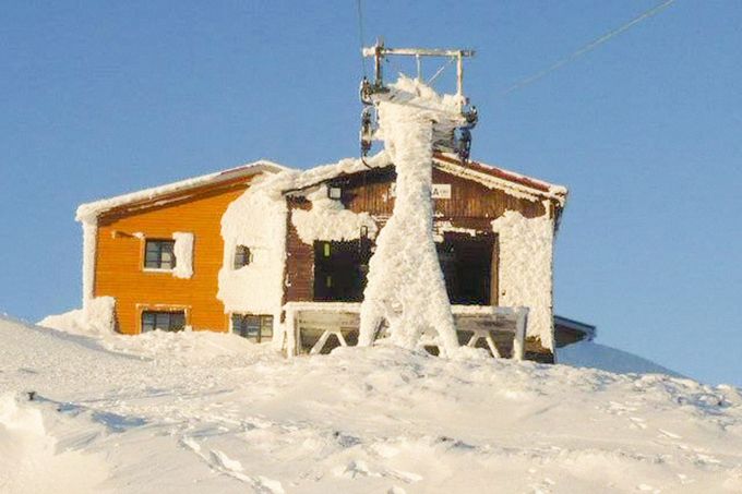 Archivní snímky z historie lanové dráha z Peci pod Sněžkou na Sněžku.