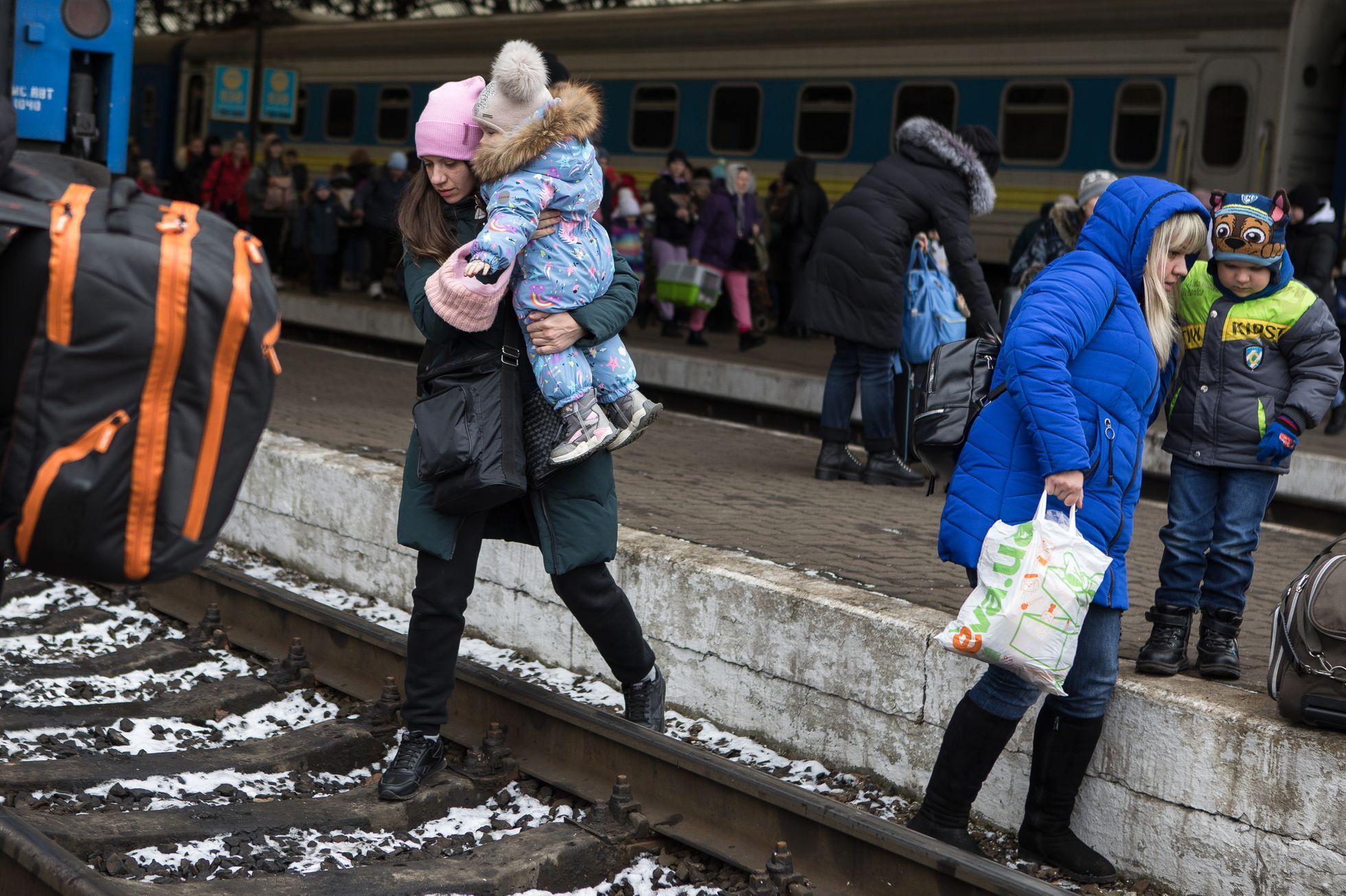 Válka na Ukrajině - nádraží Lvov, uprchlíci, děti, ukrajinci, humanitární krize