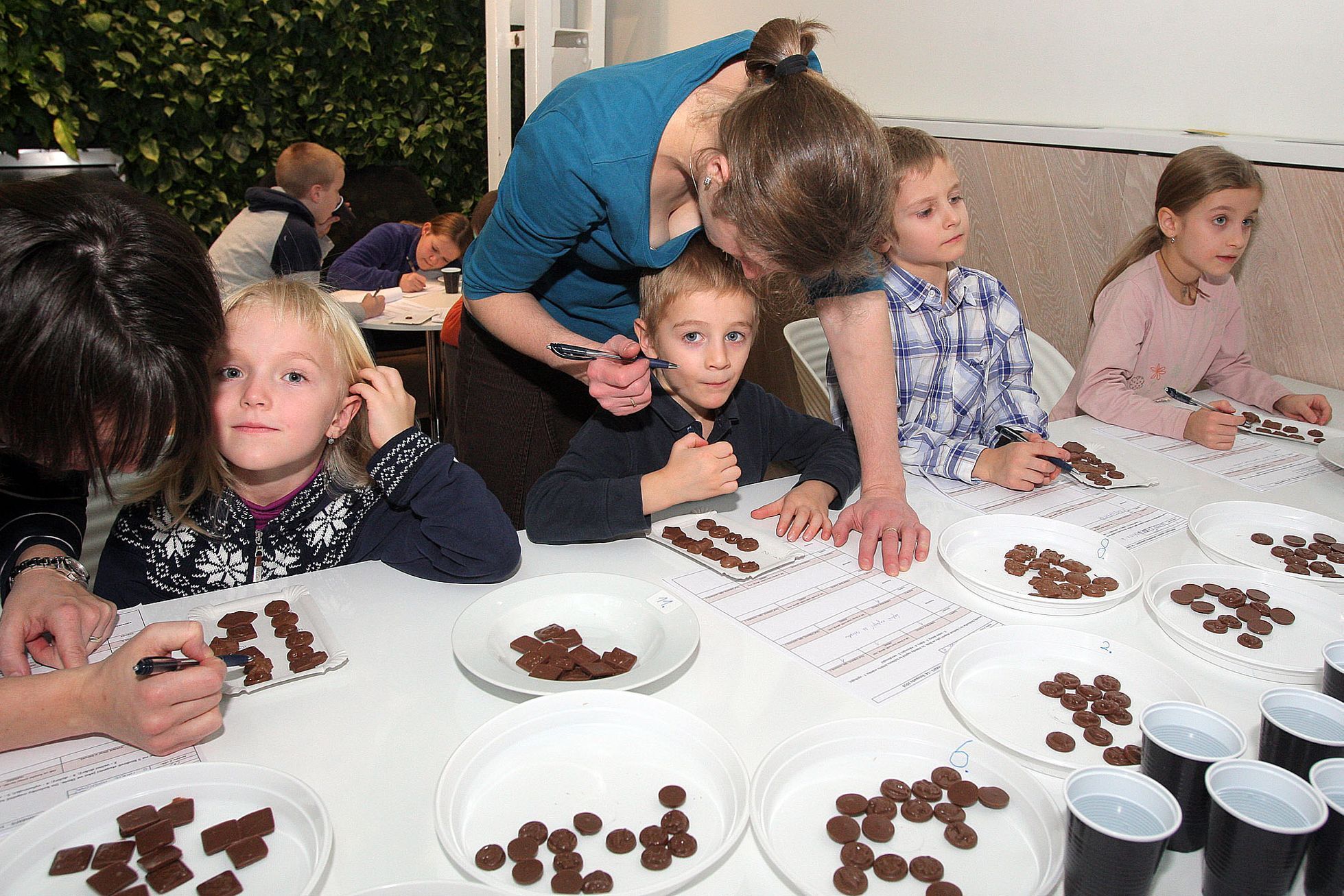 Děti ochutnávají čokoládu