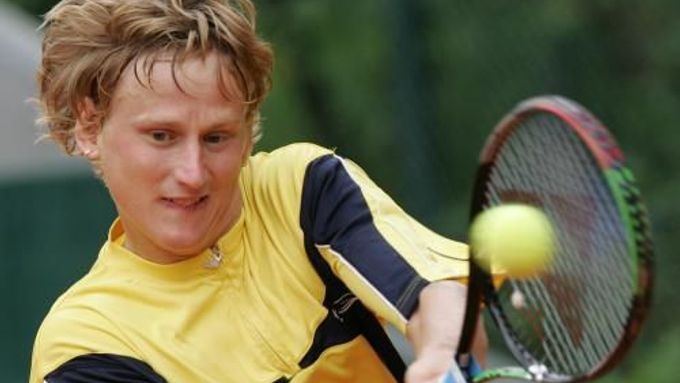 Robin Vik odvrací míček ve vítězném zápase proti Argentinci Gastonu Gaudiovi v utkání Světového poháru družstev v Düsseldorfu.