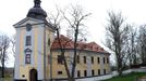 Areál zámku Ctěnice na Praze 19. Osada Ctěnice patří od roku 1950 do katastru Vinoř. Ve středověku zdejší statky patřily Strahovskému klášteru, později kromě mnoha jiným majitelům také Valdštejnům. První zmínka o tvrzi je z roku 1372. V 16. století prošel objekt renezanční přestavbou. Na přelomu 18. a 19. století byl přestavěn rodem Windischgrätzů ve stylu baroka. Po II. světové válce byl objekt znárodněn, nastalo období chátrání. Poslední úprava pochází ze 20. století. Několik let zámek sloužil jako ubytovna, později vznikla kočárovna, kde se nachází cca 20 kočárů, bryček a saní z 18. - 20. století. V zámku je expozice o Habsburcích s názvem " Za císaře pána ... ".