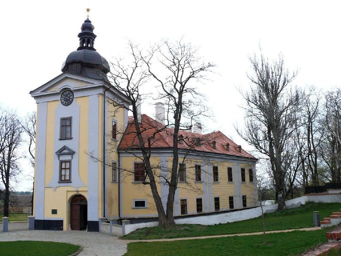 Areál zámku Ctěnice na Praze 19. Osada Ctěnice patří od roku 1950 do katastru Vinoř. Ve středověku zdejší statky patřily Strahovskému klášteru, později kromě mnoha jiným majitelům také Valdštejnům. První zmínka o tvrzi je z roku 1372. V 16. století prošel objekt renezanční přestavbou. Na přelomu 18. a 19. století byl přestavěn rodem Windischgrätzů ve stylu baroka. Po II. světové válce byl objekt znárodněn, nastalo období chátrání. Poslední úprava pochází ze 20. století. Několik let zámek sloužil jako ubytovna, později vznikla kočárovna, kde se nachází cca 20 kočárů, bryček a saní z 18. - 20. století. V zámku je expozice o Habsburcích s názvem " Za císaře pána ... ".