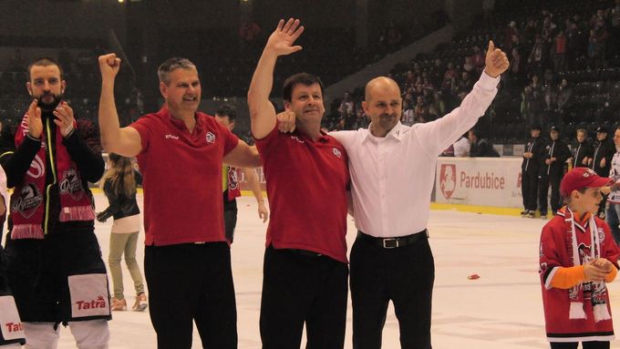 Na ledě slavila i trojice trenérů - vpravo hlavní kouč Miloš Holaň, vedle něj jeho asistenti Otakar Janecký a Pavel Marek.
