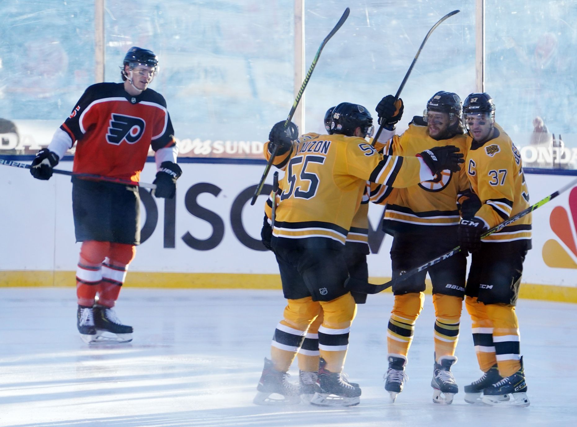 hokej, NHL 2021, NHL Outdoors-Philadelphia Flyers at Boston Bruins, David Pastrňák slaví gól pod širým nebem