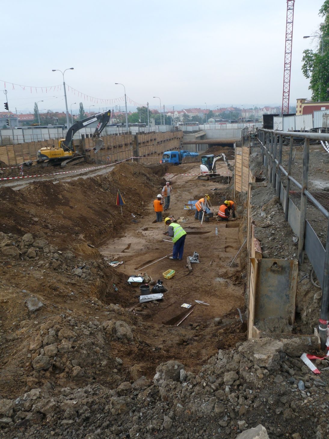 Nález hrobů z dob Přemyslovců při stavbě tunelu Blanka