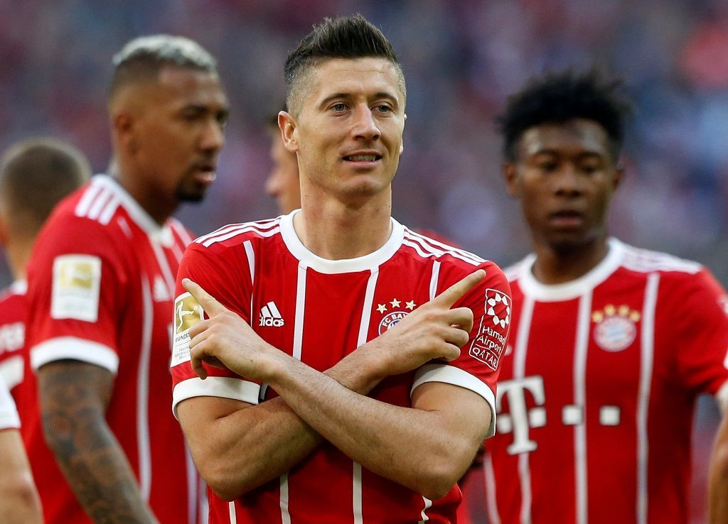 Robert Lewandowski slaví jednu z branek Bayernu