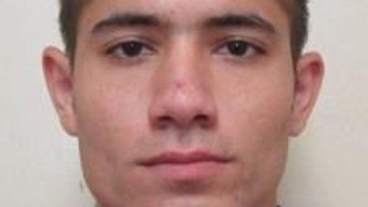 Muž v Praze zranil druhého muže nožem na krku, teď ho hledá policie