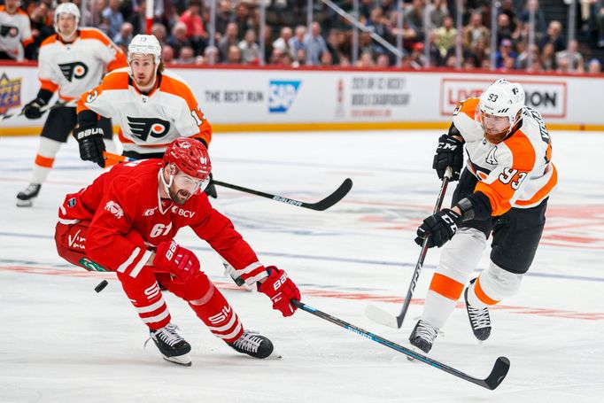 Jakub Voráček v Lausanne při generálce na NHL v Praze.