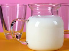 Za litr mléka dostávají němečtí chovatelé v přepočtu až o dvě koruny méně než u nás.