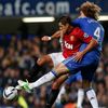 Hernandez a David Luiz v utkání ligového poháru Chelsea vs. Manchester United