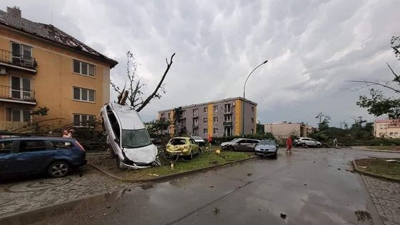 Auta poházená v ulicích, domy bez střech. Tornádo zpustošilo obce na jihu Moravy