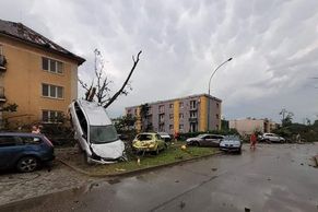 Auta poházená v ulicích, domy bez střech. Tornádo zpustošilo obce na jihu Moravy