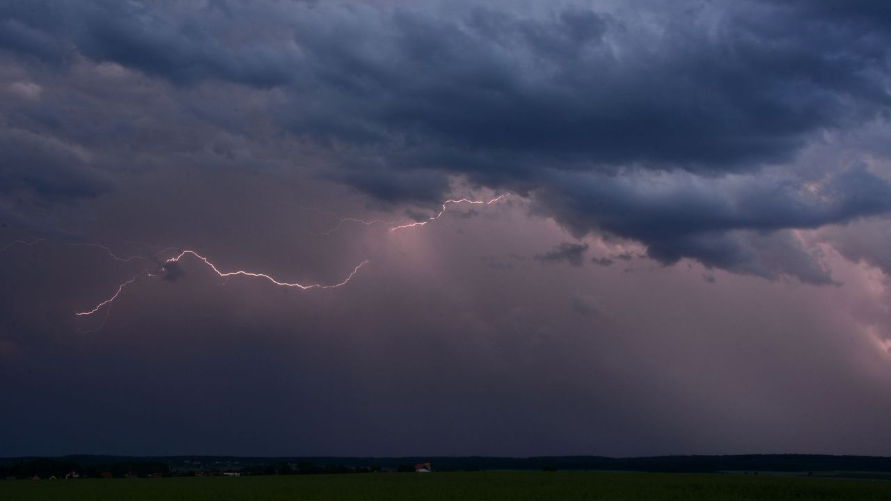 Meteorologové varují: Za několik hodin udeří extrémní počasí