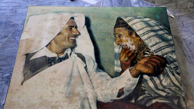 Uvnitř statku se našla například tato fotografie, na níž je Muammar Kaddáfí s matkou.