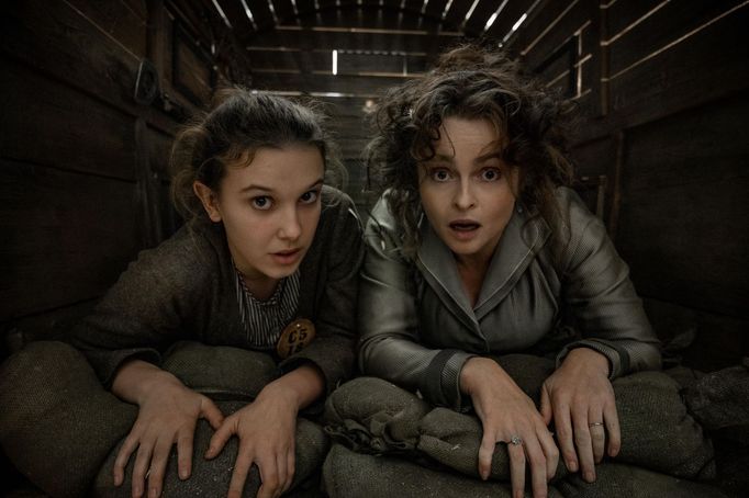 Millie Bobby Brownová jako Enola Holmesová a Helena Bonham Carterová coby Eudoria Holmesová.