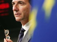 Evropský komisař Franco Frattini dělá, co může. Fenomén přistěhovalectví ale vyžaduje komplexnější přístup, než je pouhé zabezpečení hranic