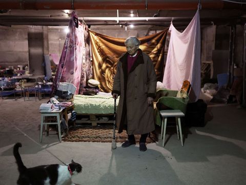 Foto: Stařenka se čtyři měsíce skrývá v podzemí Charkova. Prožívá už druhou válku
