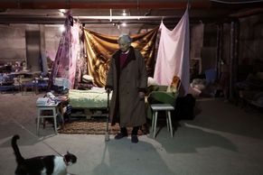 Foto: Stařenka se čtyři měsíce skrývá v podzemí Charkova. Prožívá už druhou válku