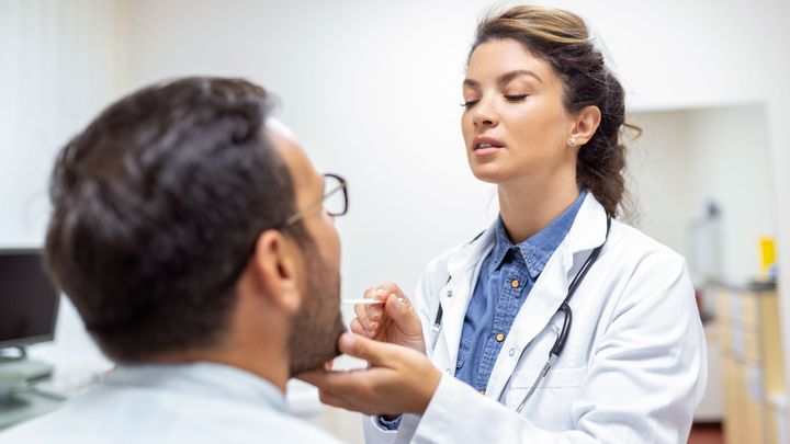 Stačí jeden orální sex a v krku se spustí rakovina. Její riziko odhalí kloktací test