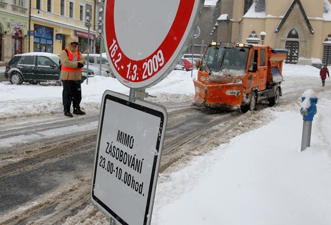 Centrum města je během mistrovství uzavřené pro auta. To možná usnadní úklid sněhu.