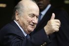 Blatterovi cinká v kase 5 miliard důvodů, proč si FIFA udrží