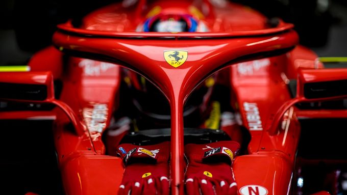 Ferrari ctí rudou barvu i na ochranném systému hans.