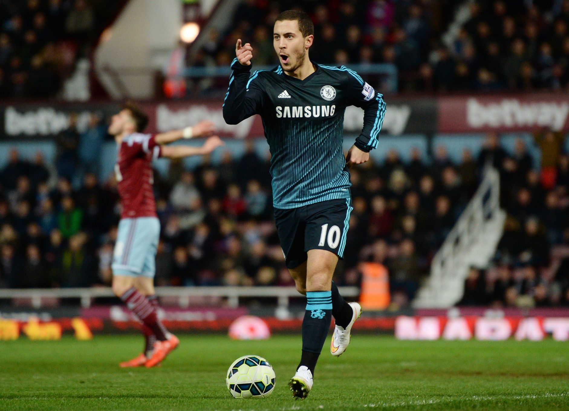 Eden Hazard z Chelsea slaví gól v síti West Hamu United.