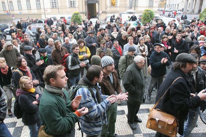 Ráno před pražským magistrátem.