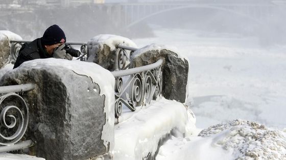 Foto: Zamrzají Niagarské vodopády, vznikla nová atrakce