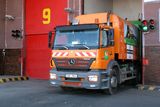 Odpad do spalovny přivážejí svozové vozy z celé Prahy, ale také soukromníci a firmy. Na vjezdu je každé auto zváženo, pak vyklopí svůj náklad do bunkru - zásobníku odpadu