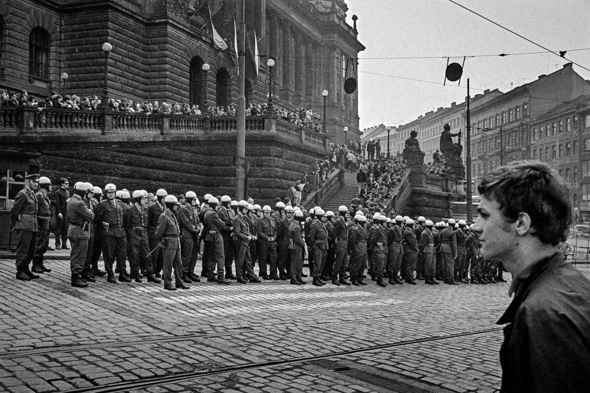 Pouliční oslavy vítězství československých hokejistů nad týmem Sovětského svazu na MS ve Stockholmu, březen 1969.
