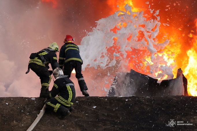 Ukrajinští hasiči likvidují požár po zásahu blíže neupřesněného infrastrukturního zařízení ruským dronem ve Vinnycké oblasti ve střední části Ukrajiny (3. srpna 2024).