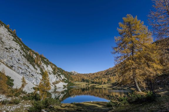 Průzračné horské jezero v regionu Tauplitz