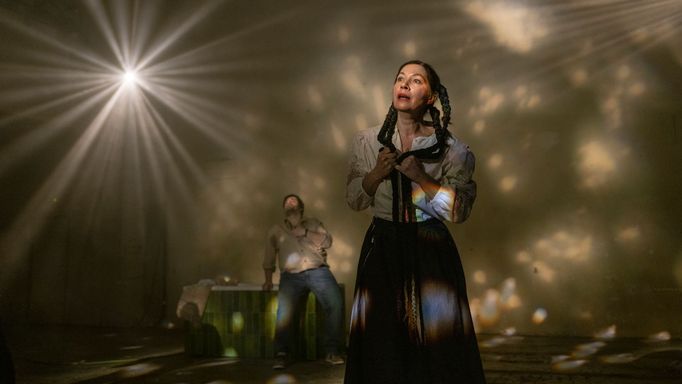 Lucie Roznětínská v inscenaci Město světla.