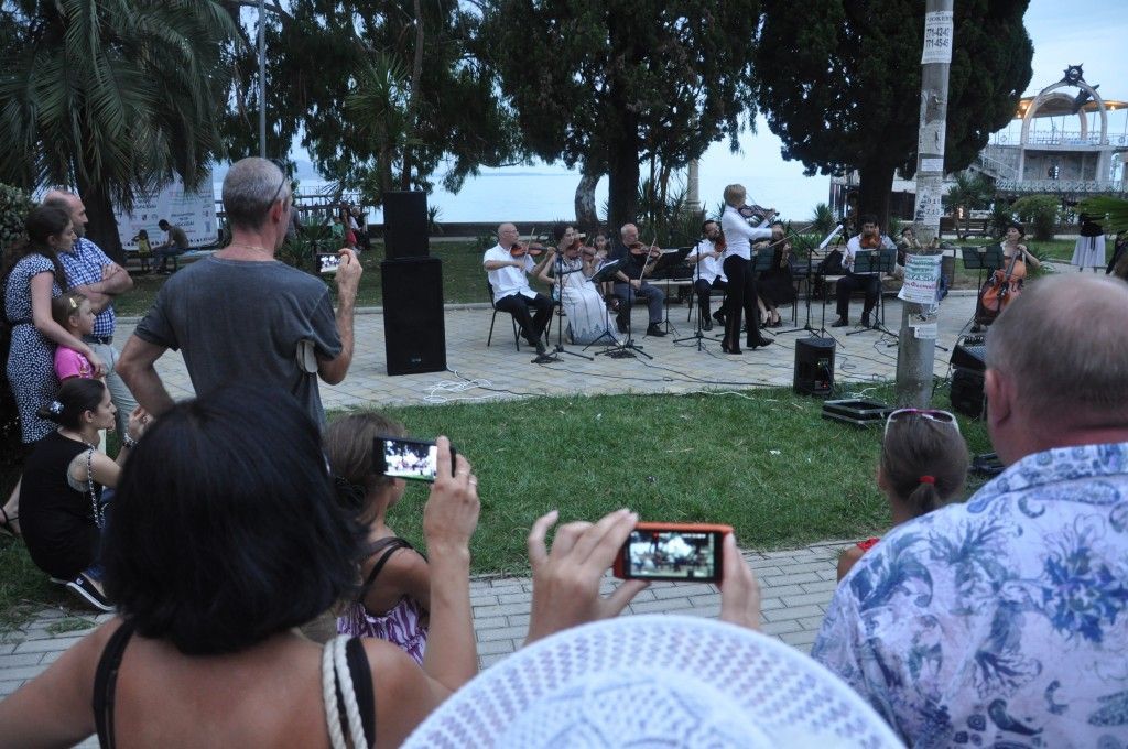 Abcházie - promenáda - orchestr