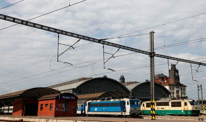 A ještě odpolední pohled na zastavené vlaky na Hlavním nádraží.