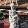 Díly Mariánského sloupu jsou na lodi pod Karlovým mostem - sochař Petr Váňa