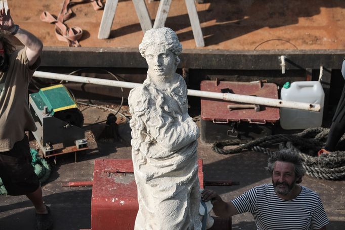 Sloup korunuje kopie sochy Panny Marie