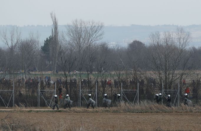 Migranti na řecko-turecké hranici.